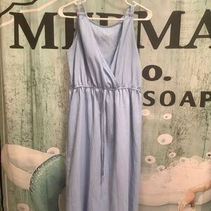 Women’s sleeveless waist defined dress